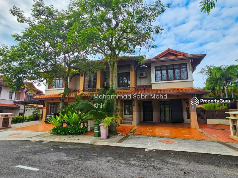 Front view of the house 