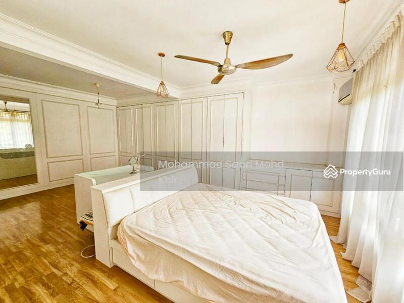 Bedroom with wardrobe and wood flooring finishes. 