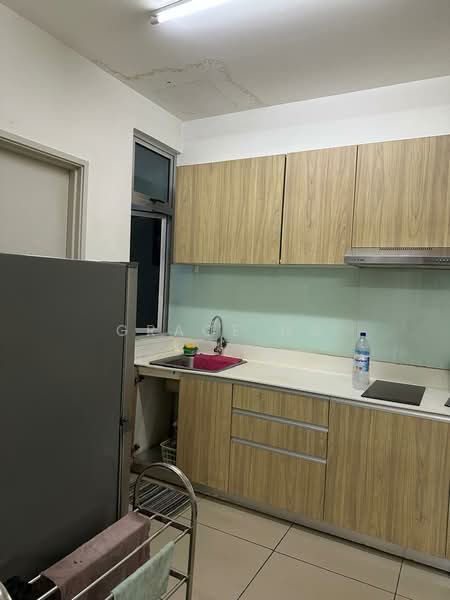 Kediaman Servis untuk Dijual di Meridin Bayvue Serviced Apartment - Grace Ng - Kitchen - PropertyGuru.com.my