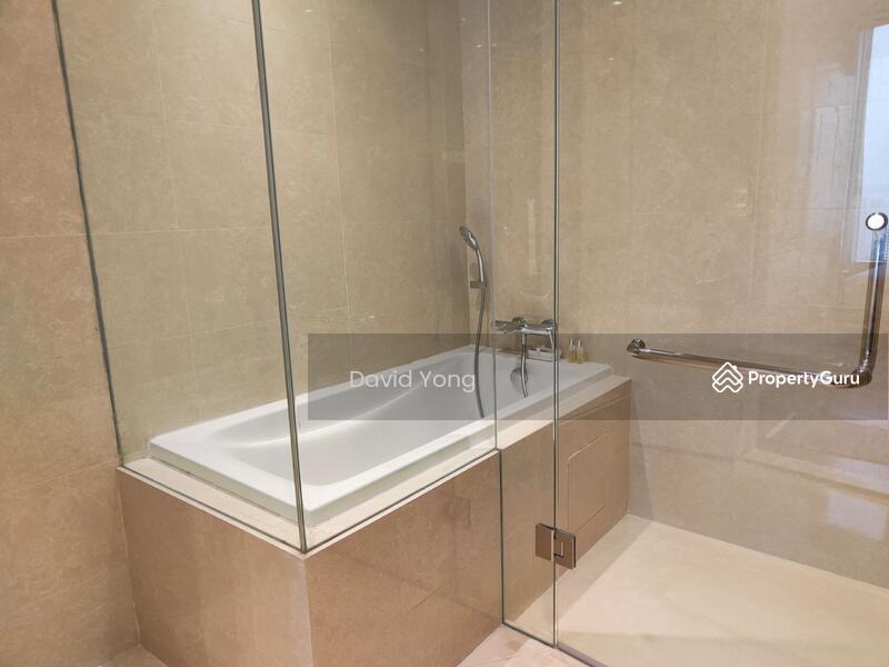 Studio with fitted bathroom (& bathtub)
