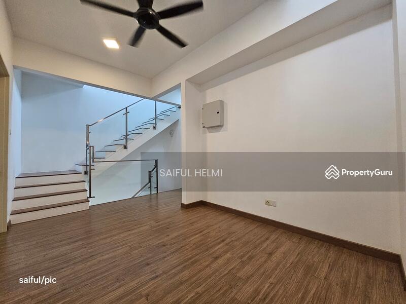 For Sale - 3 Storey link @ Lake Point Residence Cyberjaya