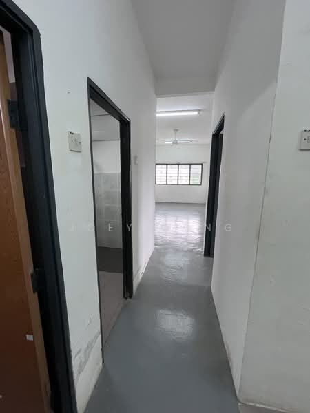 Flat for Sale at Damai Utama - Joey Wong - Corridor - PropertyGuru.com.my