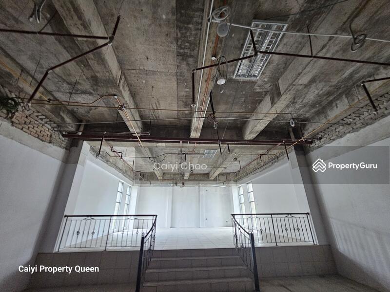 Retail spacecwith mezzanine floor
