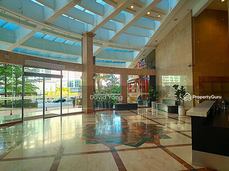 Vista Damai untuk Untuk Disewa - RM 3,300 /bulan, Mac 2026 - Sunlight streams through the large windows, illuminating the elegant marble floors & reception desk - PropertyGuru.com.my