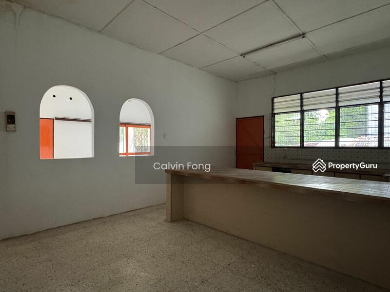 Dining area & kitchen