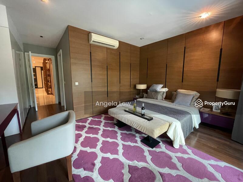 Master bedroom ensuite with balcony & bathtub