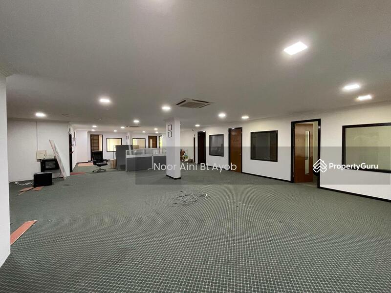 Untuk Dijual - 4 Storey Shoplot Bandar Baru Salak Tinggi Sepang Good ROI