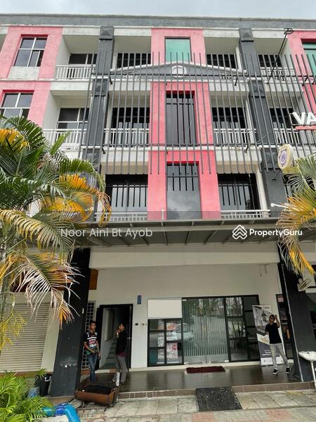 Untuk Dijual - 4 Storey Shoplot Bandar Baru Salak Tinggi Sepang Good ROI