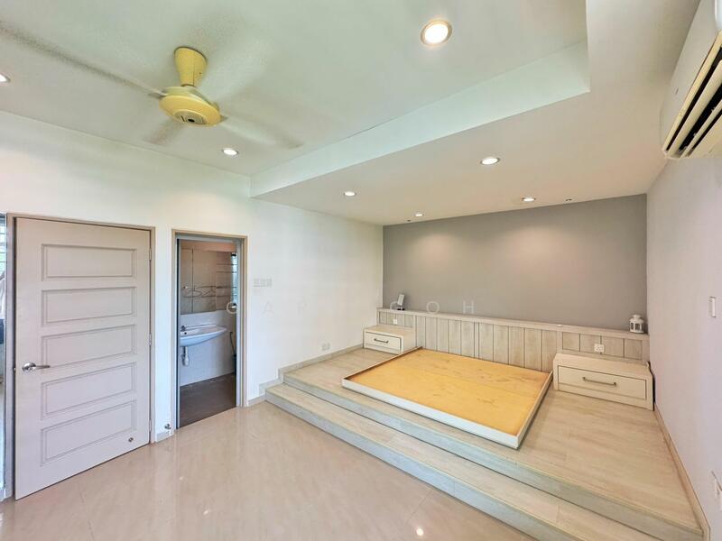 For Sale - Bukit Dumbar Villa 3132sqft 3.5 Storey TOWNHOUSE Guarded Jelutong