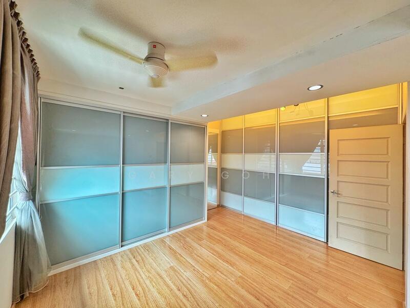 For Sale - Bukit Dumbar Villa 3132sqft 3.5 Storey TOWNHOUSE Guarded Jelutong