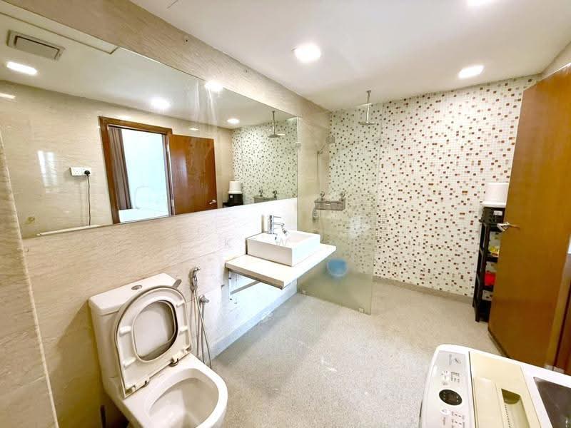 Service Residence for Sale at Regalia Residence - Kew . - Bathroom - PropertyGuru.com.my