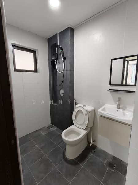 Semi-Detached House for Sale in Taman Senai Utama (Kulai) - Danny See - Bathroom - PropertyGuru.com.my