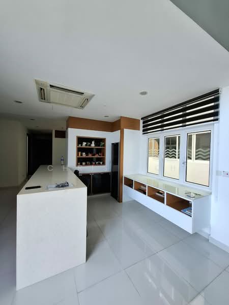 For Rent - Gurney Paragon