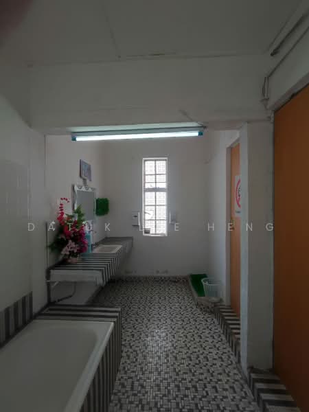 Banglo Komersial untuk Dijual di Greentown (Ipoh) - Datuk Lee Heng - Bathroom - PropertyGuru.com.my