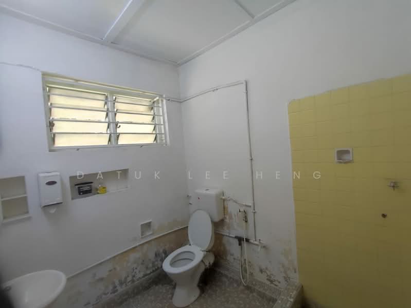 Banglo Komersial untuk Dijual di Greentown (Ipoh) - Datuk Lee Heng - Bathroom - PropertyGuru.com.my