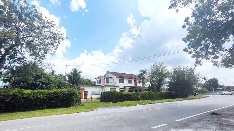 Untuk Dijual - Lim Garden, Ipoh. Corner Bungalow Lot. Huge Land