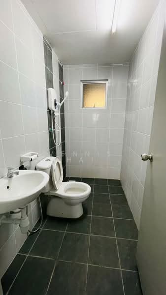 Pangsapuri untuk Disewa di Idaman BSP - Vennis Hai - Bathroom - PropertyGuru.com.my