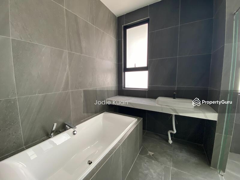 MASTER BEDROOM WITH BATHTUB