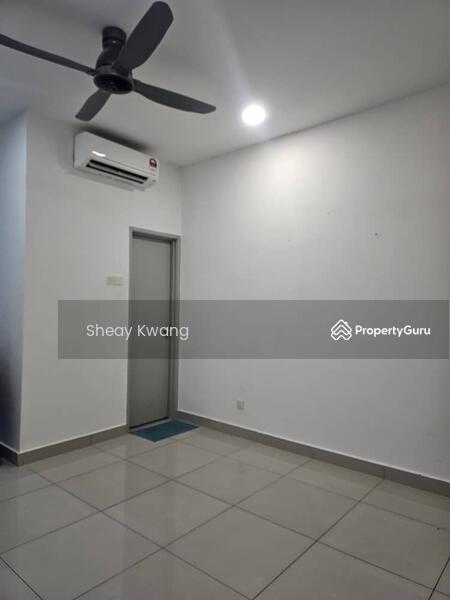 Shared bathroom on 1st floor.