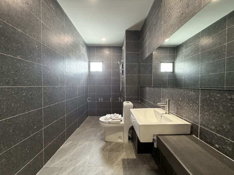 Rumah Teres 2 Tingkat untuk Dijual di Taman Anggun (Rawang) - Chin . - Bathroom - PropertyGuru.com.my