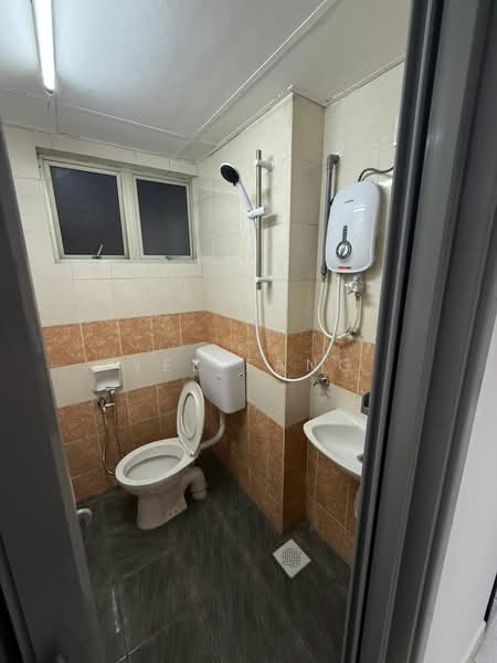 Apartment for Rent at Pelangi Apartment - Yee Fang - Bathroom - PropertyGuru.com.my