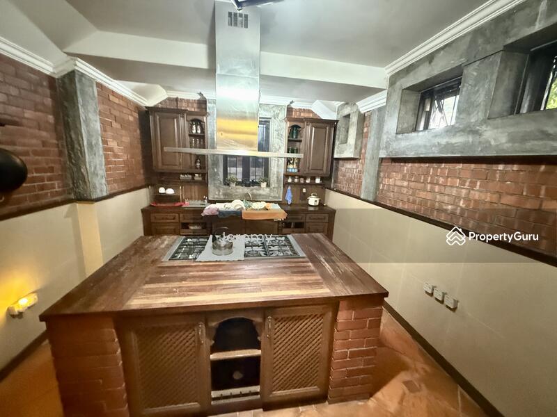Untuk Dijual - Brick Balinese-inspired 3-storey Freehold Bungalow
