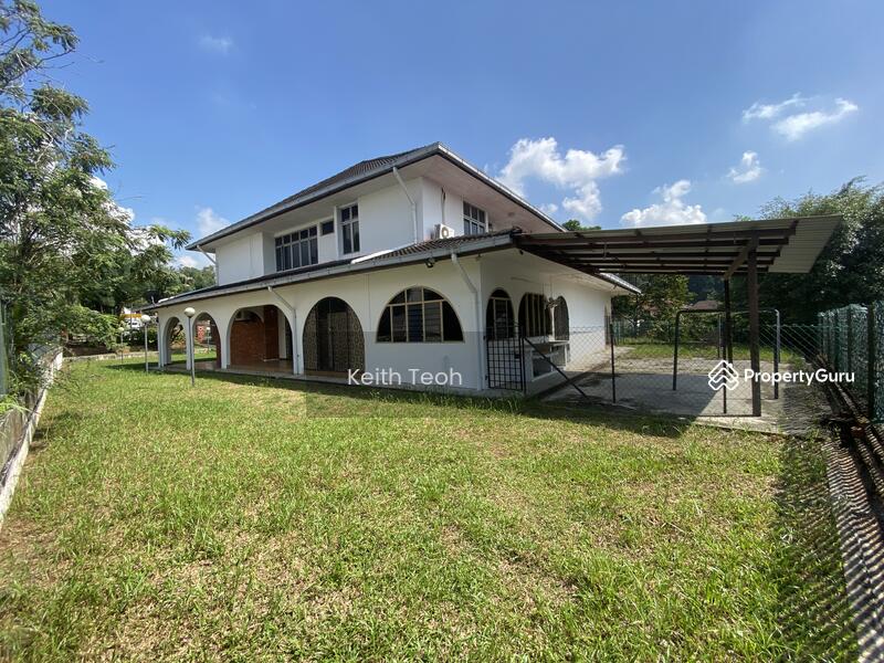 A cozy bungalow on a squarish plot of land