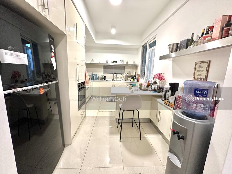 Dry kitchen inside, c/w brand new oven , microwave and fridge , and option of wet kitchen outside . 