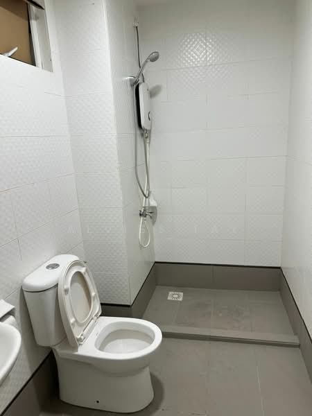 Service Residence for Sale at Seasons Amara Larkin - Alviss Tay - Bathroom - PropertyGuru.com.my