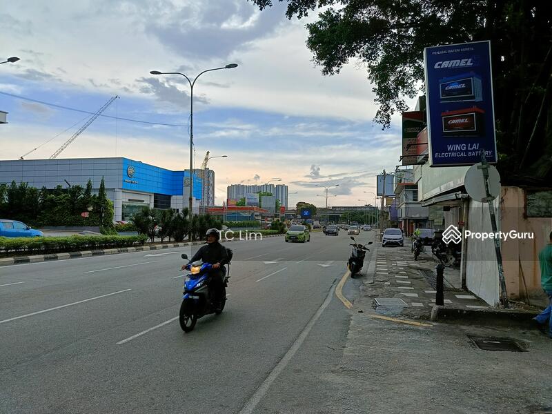 Main road outside Sri Mutiara