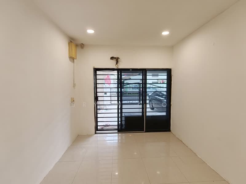 1-storey Terraced House for Sale in Taman Sri Serdang (Seri Kembangan) - Bryan Cho - Entrance - PropertyGuru.com.my