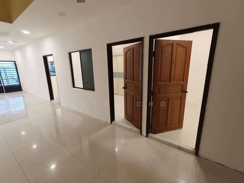 1-storey Terraced House for Sale in Taman Sri Serdang (Seri Kembangan) - Bryan Cho - Corridor - PropertyGuru.com.my