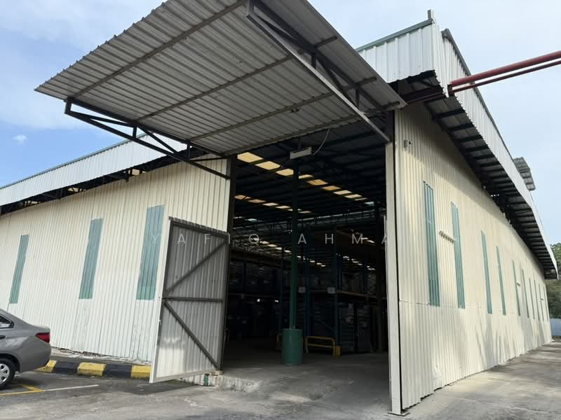 For Rent - Warehouse with racking system for rent