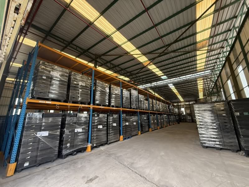For Rent - Warehouse with racking system for rent