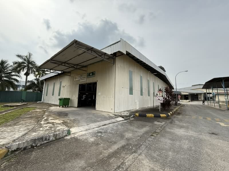 For Rent - Warehouse with racking system for rent