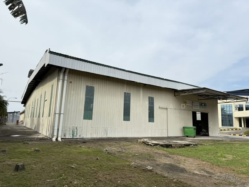 For Rent - Warehouse with racking system for rent