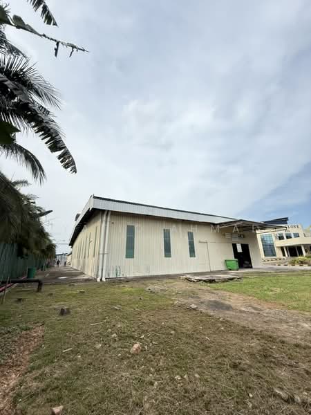 For Rent - Warehouse with racking system for rent