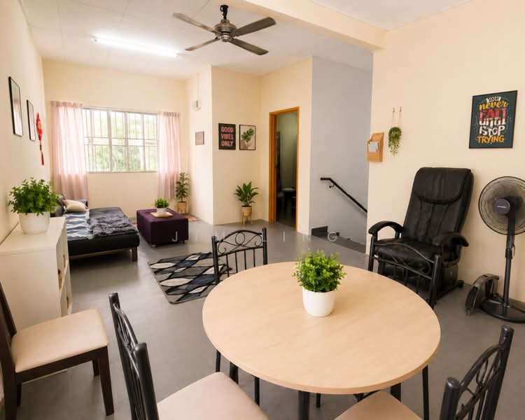 Rumah Bandar untuk Dijual di Seksyen 32 (Shah Alam) - Jim Ling - Living Room - PropertyGuru.com.my