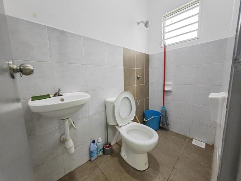 Rumah Teres untuk Dijual di Sungai Choh (Serendah) - Nicky Lai - Bathroom - PropertyGuru.com.my