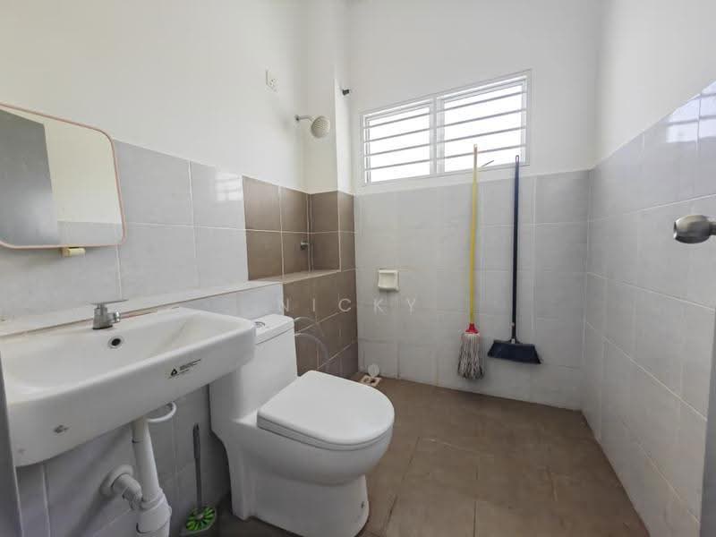 Rumah Teres untuk Dijual di Sungai Choh (Serendah) - Nicky Lai - Bathroom - PropertyGuru.com.my
