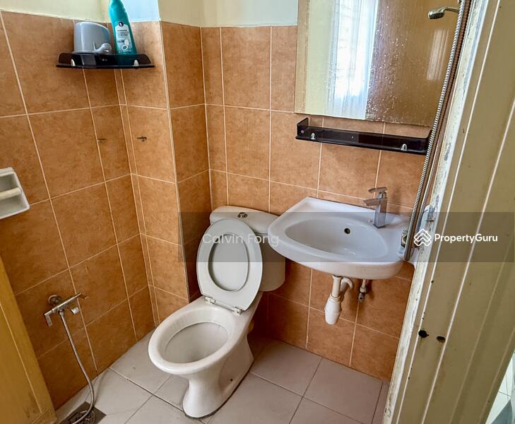 1st floor share bathroom 