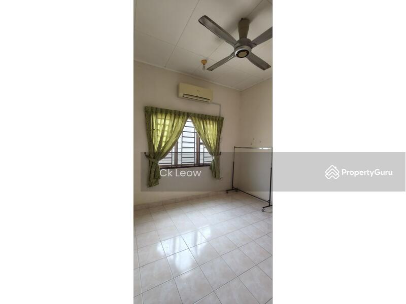 Untuk Disewa - 1.5 storey house for rent at mutiara rini