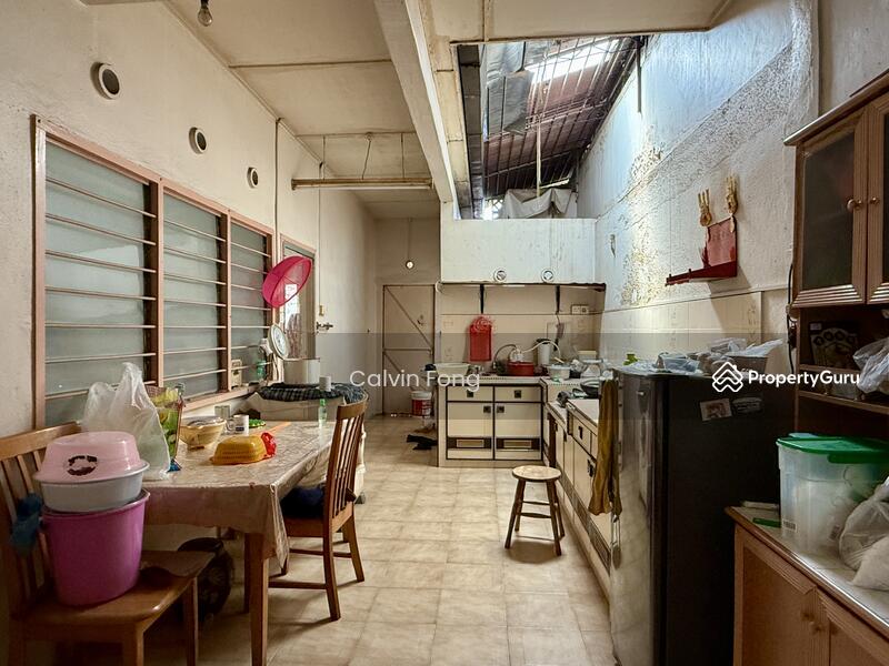 Dining area & kitchen
