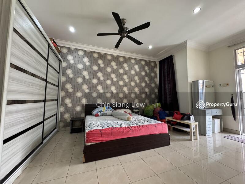 Rumah Teres 2 Tingkat untuk Dijual di Taman Cheng Perdana 1 (Cheng) - Chin Siang Liow - Master Bedroom - PropertyGuru.com.my