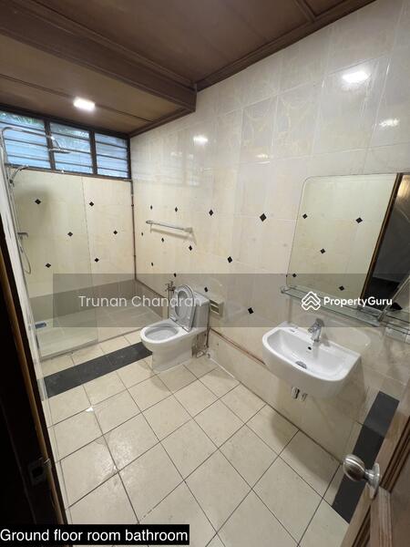  Guest room bathroom