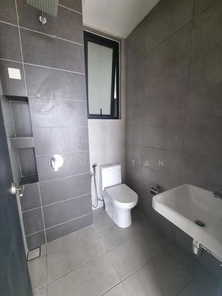 Kediaman Servis untuk Dijual di Urban Suites - James Tan - Bathroom - PropertyGuru.com.my