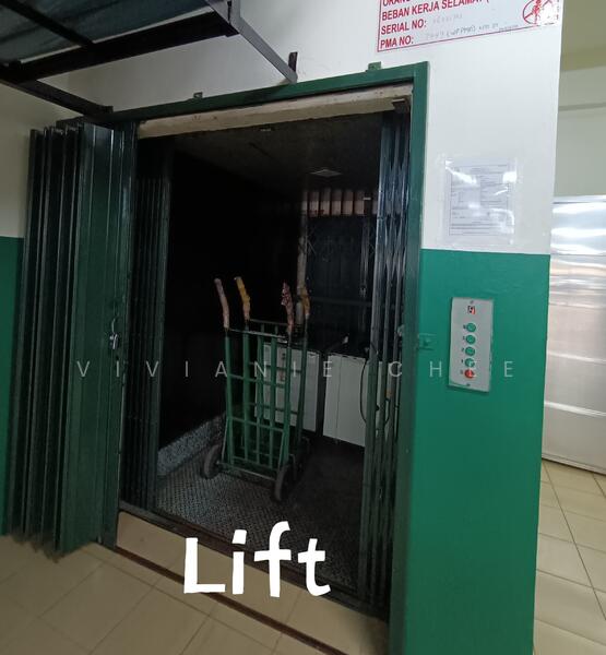 Cargo lift