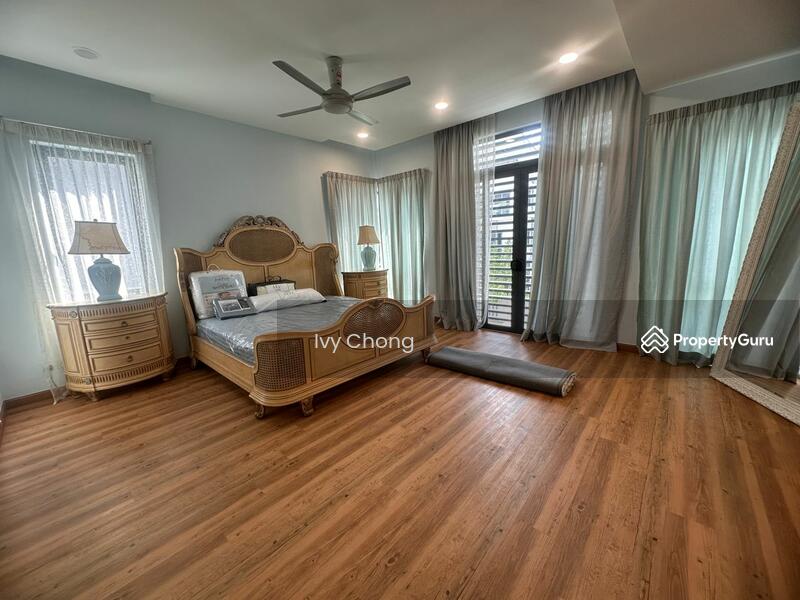 1st Floor Master Bedroom