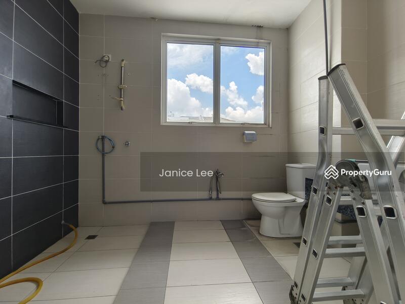 Toilet Master Bedroom 