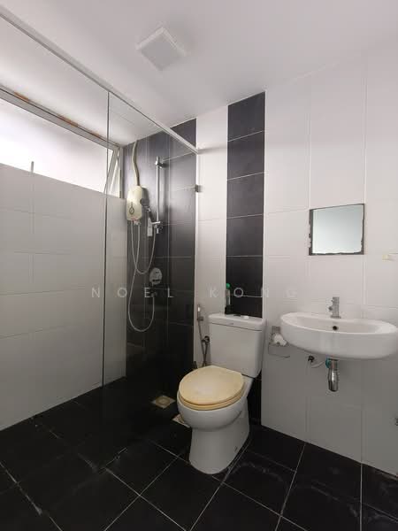 Servis Apartment untuk Dijual di Pacific Place - Noel Kong - 1st Master Bedroom Bathroom - PropertyGuru.com.my